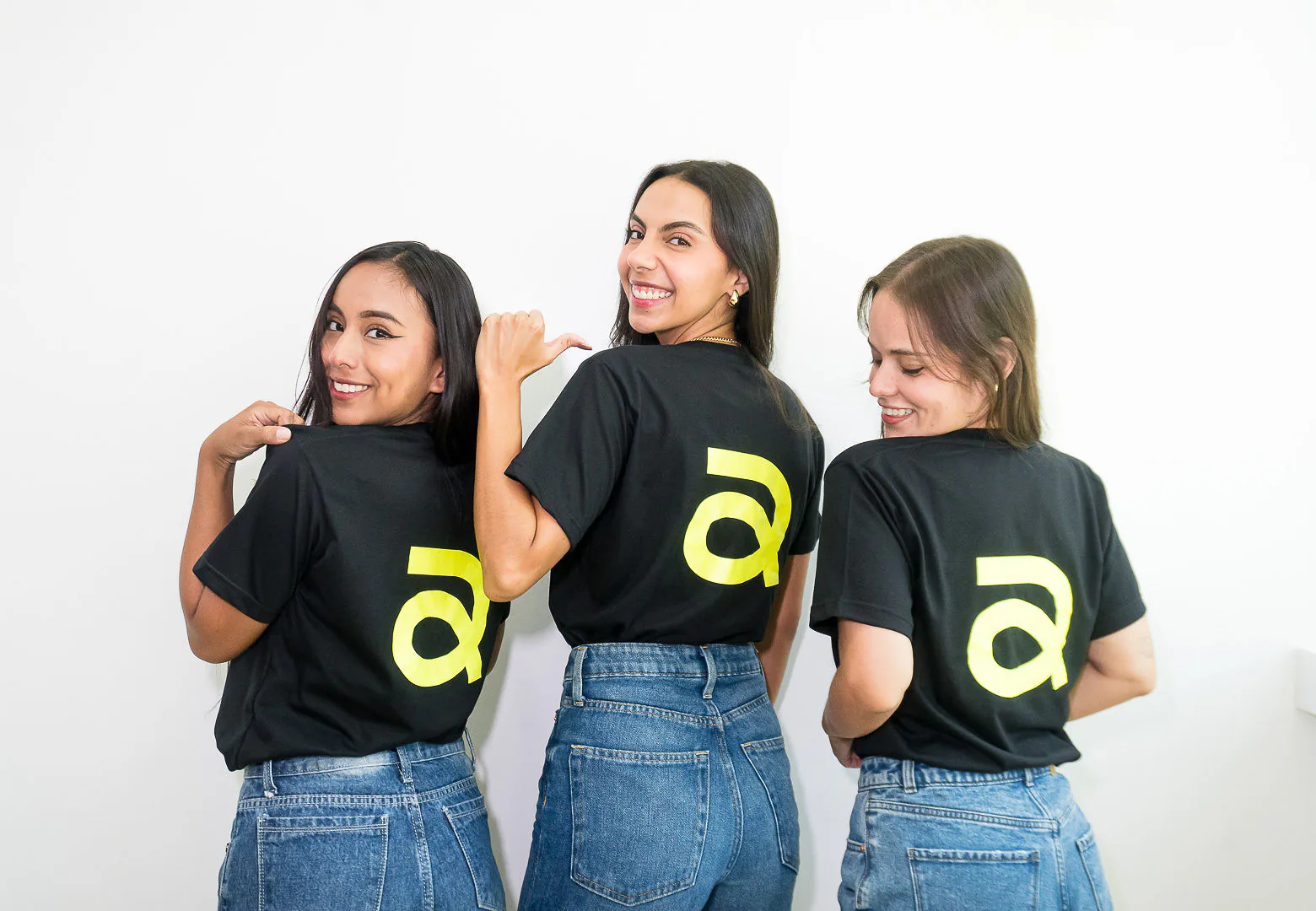 Profesional de La Agencia en llamada con portátil, marketing digital.