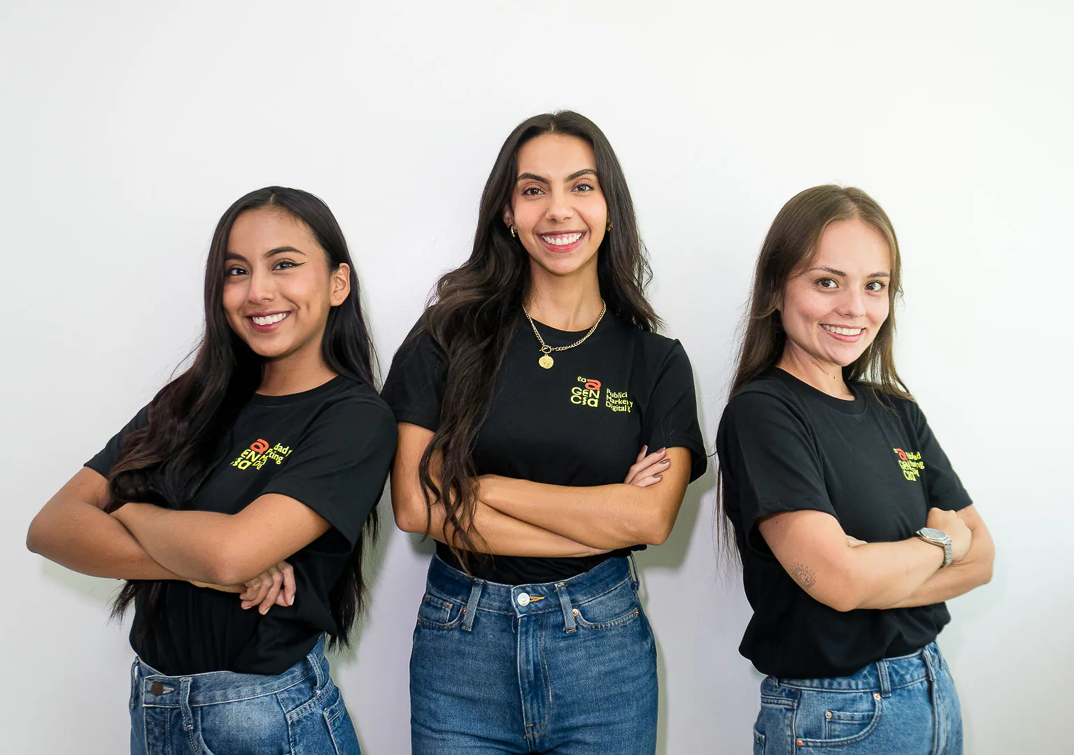 Miembro del equipo de La Agencia con cámara digital, creación de contenido.