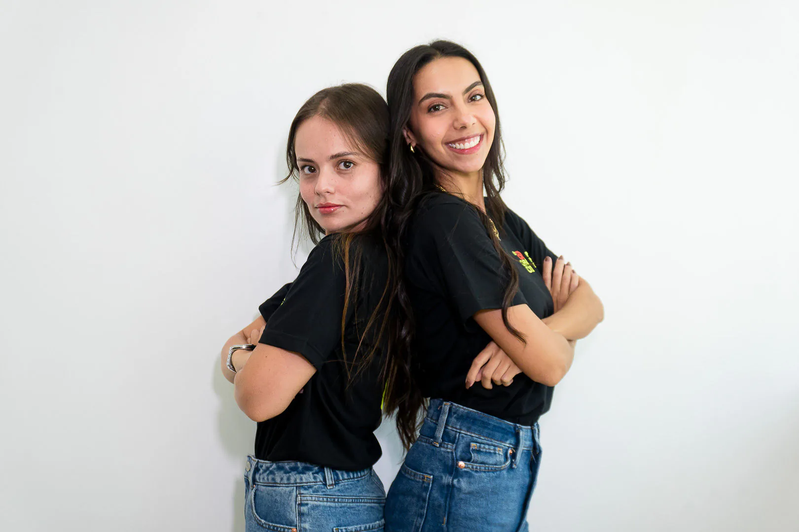 Dos profesionales de La Agencia espalda con espalda, trabajo en equipo.