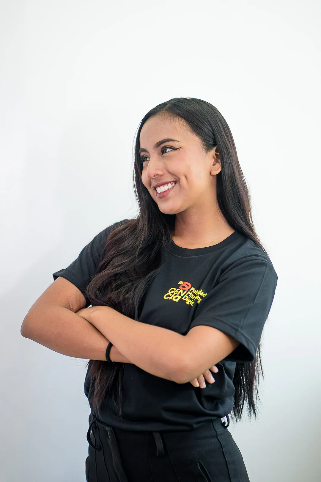 Profesional de La Agencia sonriendo, camiseta Publicidad Marketing Digital.